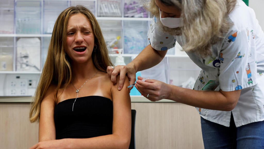 A teenage girl receives her coronavirus jab on Monday (Photo: Reuters) נערים מתחסנים