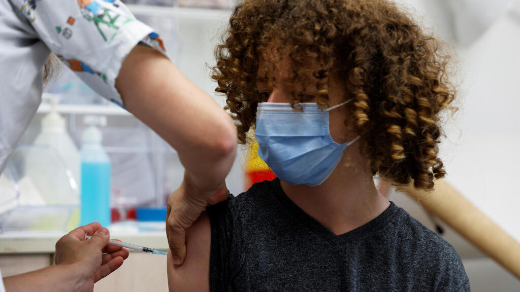 A teenager is vaccinated against coronavirus vaccine at a clinic in Tel Aviv, June 21, 2021 (Photo: Reuters) נערים מתחסנים