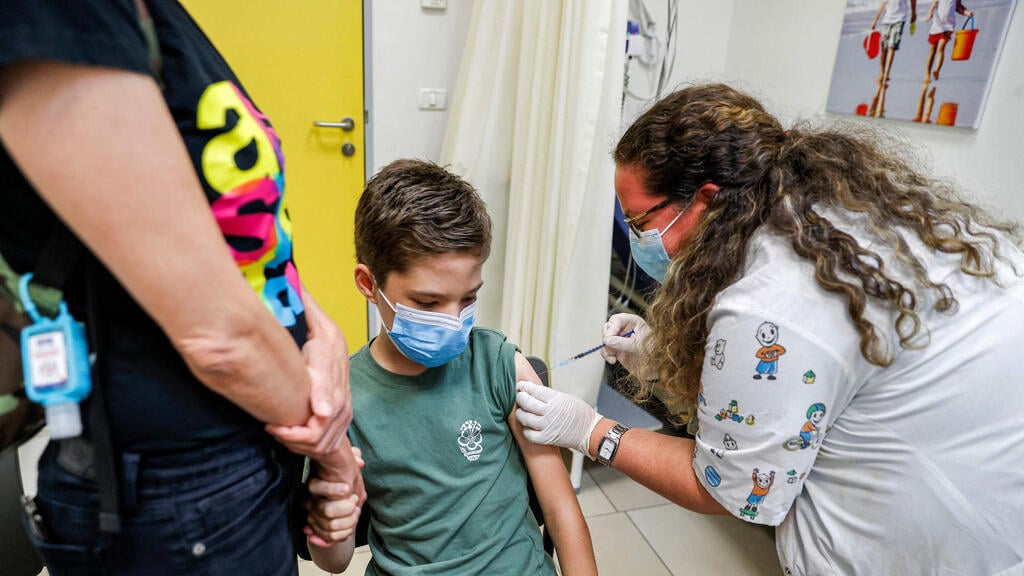 החיסון יעיל בקרב ילדים (צילום: AFP) מחסנים בני נוער בחולון