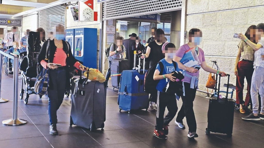 Travelers arriving in Israel via Ben-Gurion Airport (Photo: Shaul Golan) נמל התעופה בן גוריון