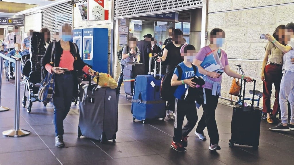 People leaving Ben Gurion Airport (Photo: Shaul Golan) נמל התעופה בן גוריון