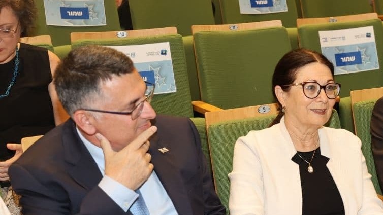 נשיאת העליון אסתר חיות ושר המשפטים גדעון סער (צילום: מוטי קמחי) כנס 25 שנה לסניגוריה הציבורית