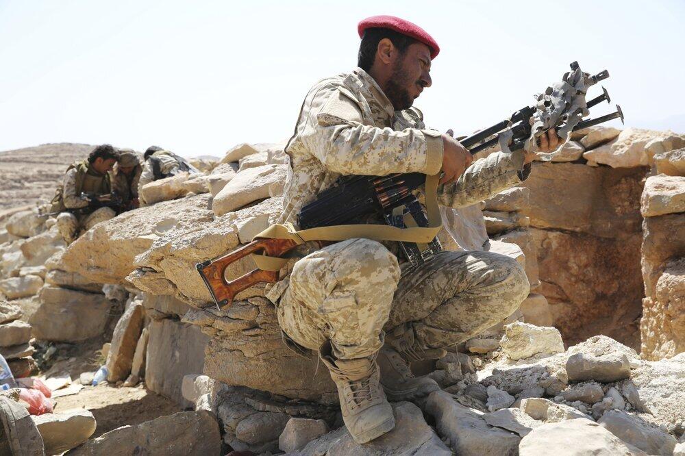 A Saudi-backed Yemeni soldier unslings his machine gun on the outskirts of Sanaa, Yemen (Photo: AP) Yemeni soldier allied to the country's internationally recognized government unslings his machine gun on the outskirts of Sanaa, Yemen