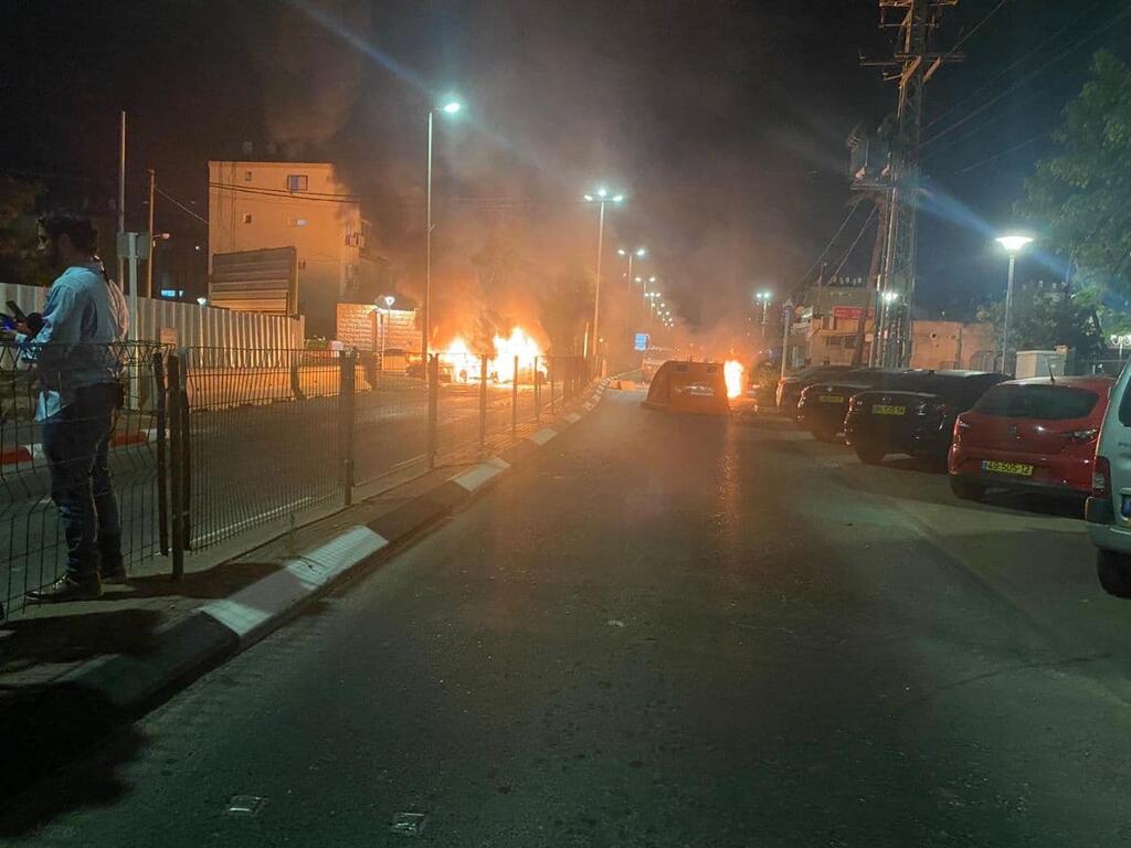 רכבו של ג'נאשווילי אחרי שהוצת בידי הפורעים (צילום: דוברות המשטרה) רכבו של מור ג'נאשווילי אשר הוצת בעכו