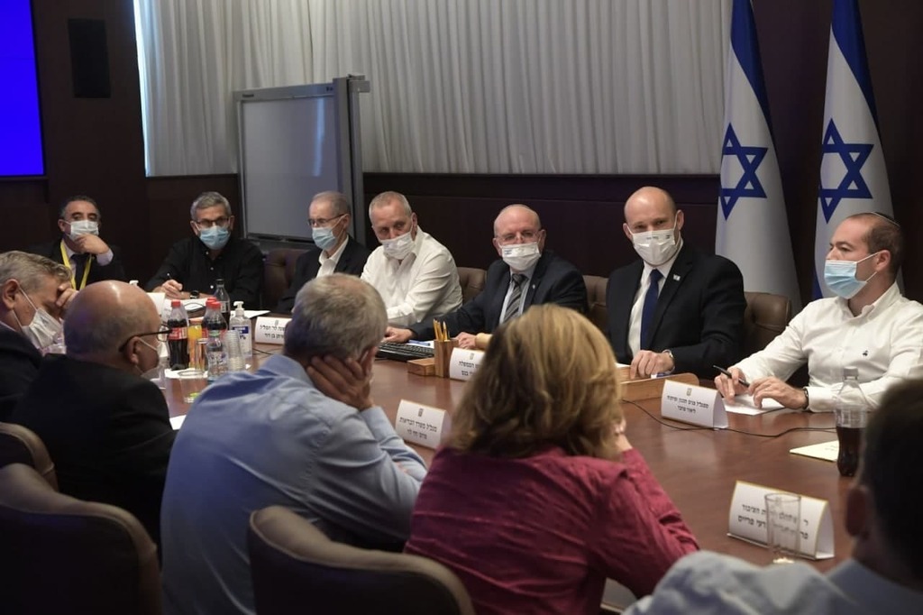 בנט בדיון עם בכירי משרד הבריאות על התפשטות התחלואה, שלשום (צילום: קובי גדעון, לע"מ ) בנט בדיון עם בכירי משרד הבריאות