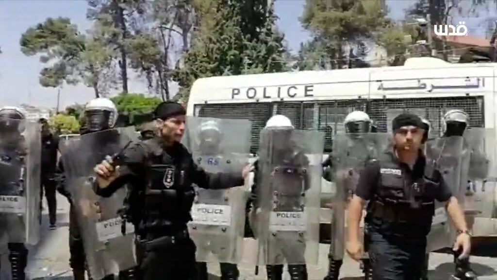 Palestinian Authority police break up human rights protest after detainee dies in PA jail שוטרים פלסטינים מכים באלות מפגינים במחאה על ניזאר בנאת