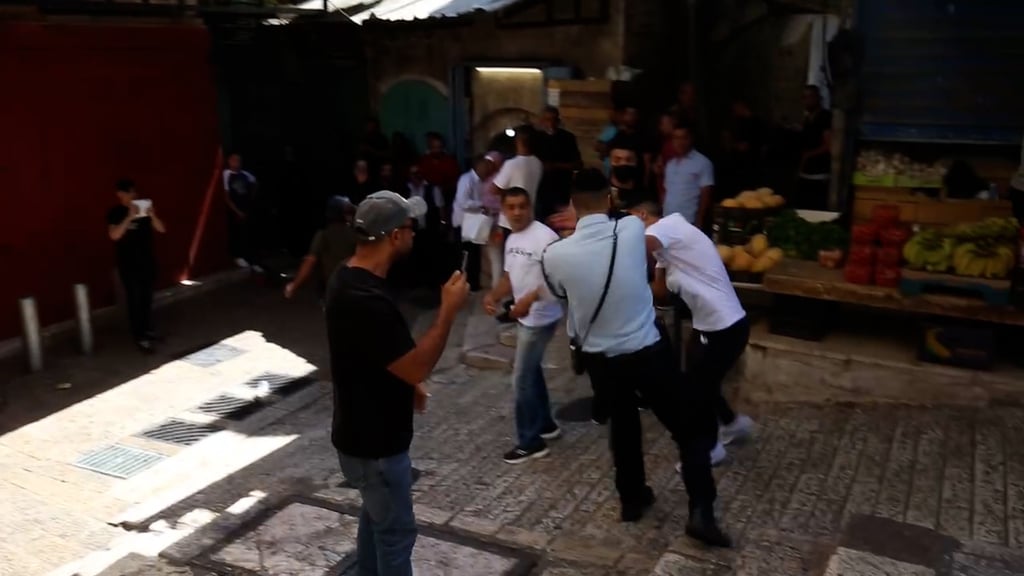 מתוך התיעוד קצין שתועד בשני מקרים רצופים סוטר למפגינים בעיר העתיקה בירושלים במהלך הרמאדן