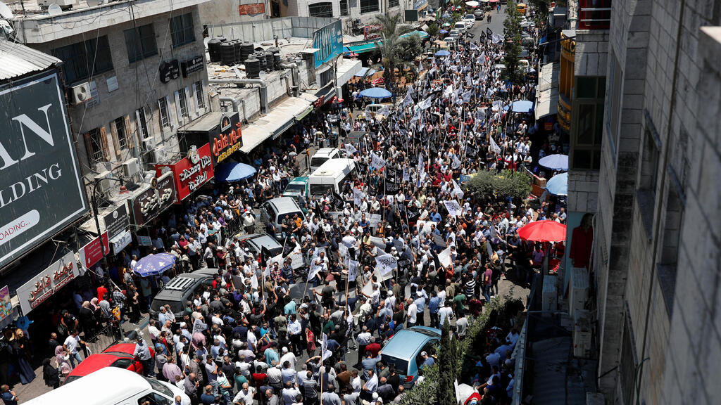 הפגנות ברמאללה כמחאה על מותו של הפעיל הפלסטיני ניזאר בנאת