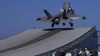מטוס קרב F-35 ממריא למבצעים נגד דאעש ב סוריה מ נושאת מטוסים של הצי הבריטי בריטניה HMS Queen Elizabeth ב הים התיכון