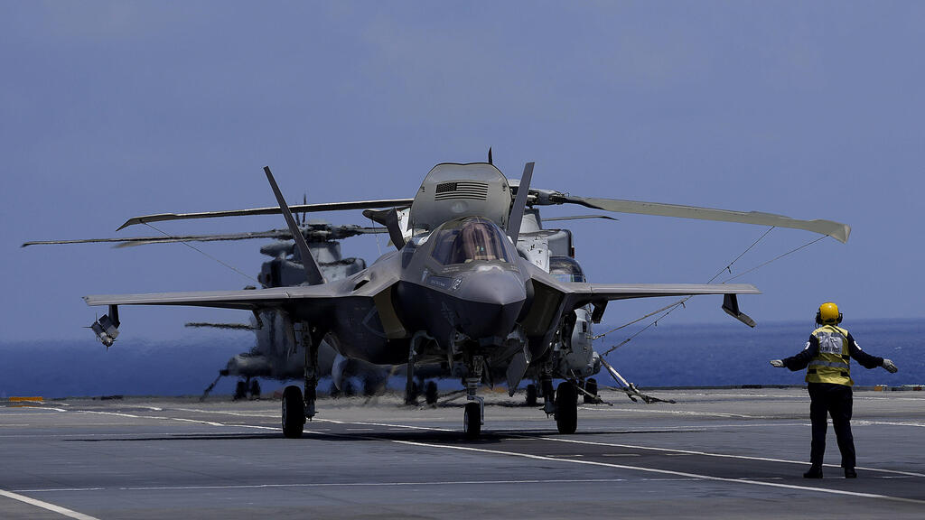 מטוס קרב F-35 ממריא למבצעים נגד דאעש ב סוריה מ נושאת מטוסים של הצי הבריטי בריטניה HMS Queen Elizabeth ב הים התיכון