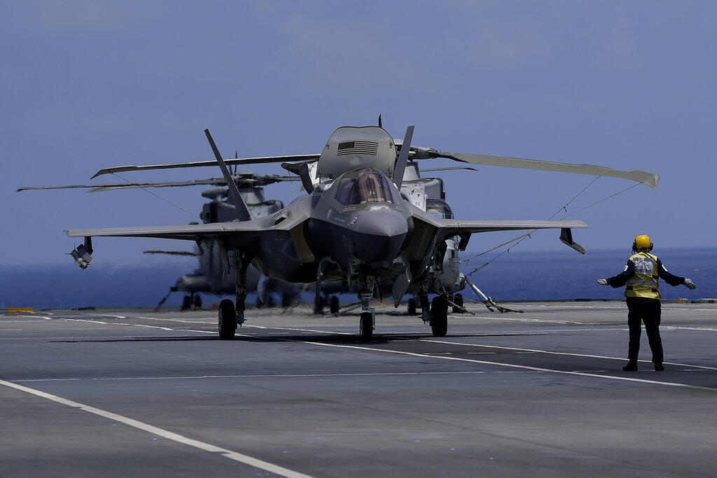 צילום: AP מטוס קרב F-35 ממריא למבצעים נגד דאעש ב סוריה מ נושאת מטוסים של הצי הבריטי בריטניה HMS Queen Elizabeth ב הים התיכון