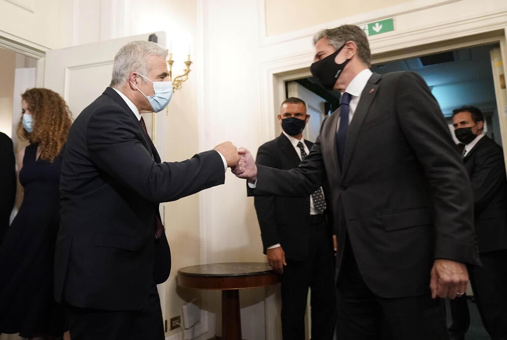 Yair Lapid meeting with U.S. Secretary of State Antony Blinken in Rome on Sunday (Photo: AP) יאיר לפיד ואנתוני בלינקן במפגש ראשון ברומא