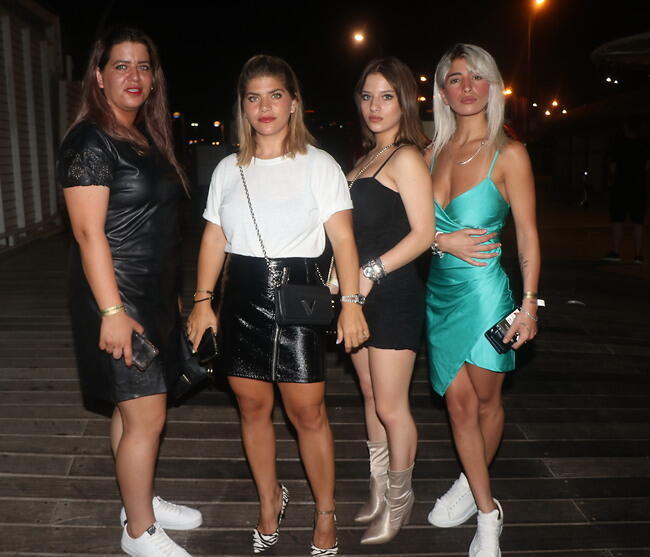 עם האחיות היא הצטלמה בכיף