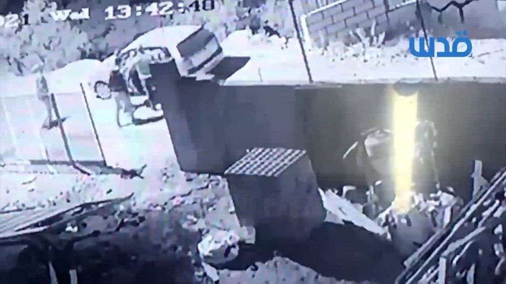ומכניסים לרכב ניזאר בנאת נעצר כאשר הוא מחוסר הכרה