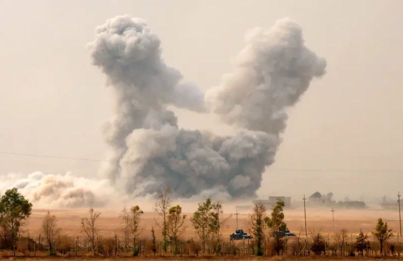 Smoke rises after a U.S. airstrike, while the Iraqi army pushes into Topzawa village during the operation against Islamic State militants near Bashiqa, near Mosul, Iraq October 24, 2016 (Photo: Reuters) Smoke rises after an U.S. airstrike, while the Iraqi army pushes into Topzawa village during the operation against Islamic State militants near Bashiqa, near Mosul, Iraq October 24, 2016.
