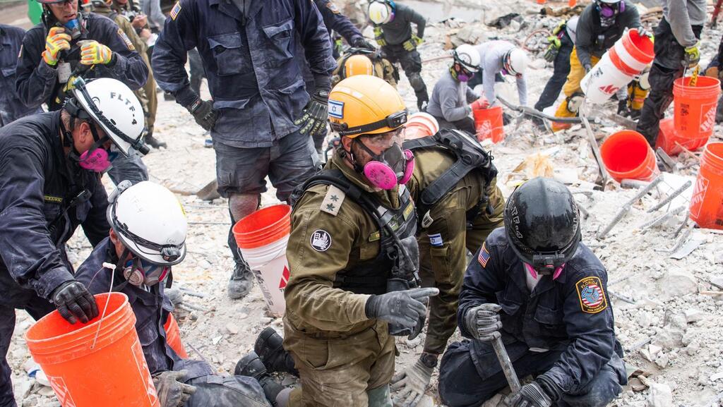 Israeli search and rescue team at the site of the collapsed building in Surfside near Miami (Photo: IDF Spokesperson's Unit) משלחת פיקוד העורף בחילוץ מהריסות קריסת הבניין במיאמי