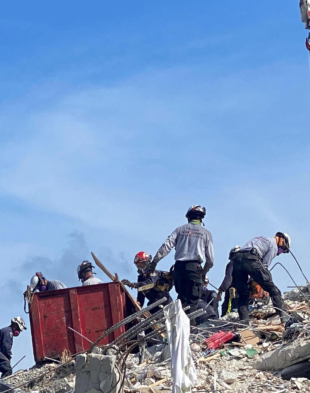 פעולות חילוץ וחיפוש ב זירת בניין מגדל מגורים שקרס קריסה ב סרפסייד ליד מיאמי פלורידה ארה"ב