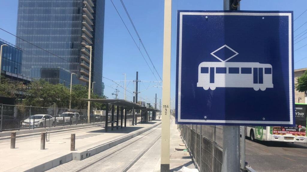 מועד הסיום העבודות צפוי להתעכב. חשמול המסילה בפתח תקווה (צילום: נדב אבס) עבודות חשמול הרכבת הקלה בפתח תקווה