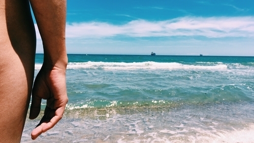 Парни на пляже голые фото