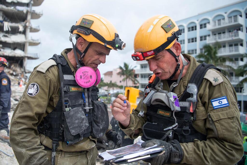 IDF Home Front Command soldiers at the collapse site in Surfside, Florida (Photo: IDF Spokesperson's Unit) משלחת פיקוד העורף בחילוץ מהריסות קריסת הבניין במיאמי