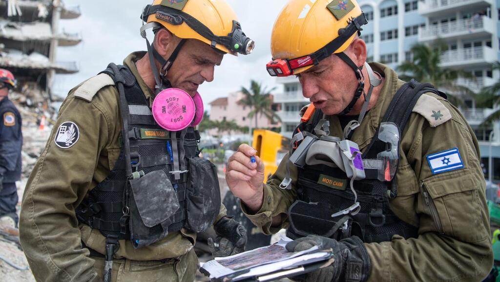Israeli search and rescue team studies structure to determine best places to search for survivors in Surfside on Tuesday (Photo: IDF Spokesperson's Unit) משלחת פיקוד העורף בחילוץ מהריסות קריסת הבניין במיאמי