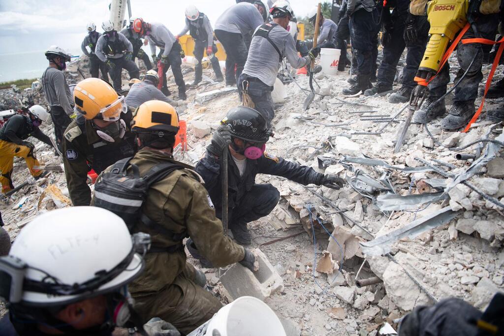 צילום: דובר צה"ל משלחת פיקוד העורף בחילוץ מהריסות קריסת הבניין במיאמי