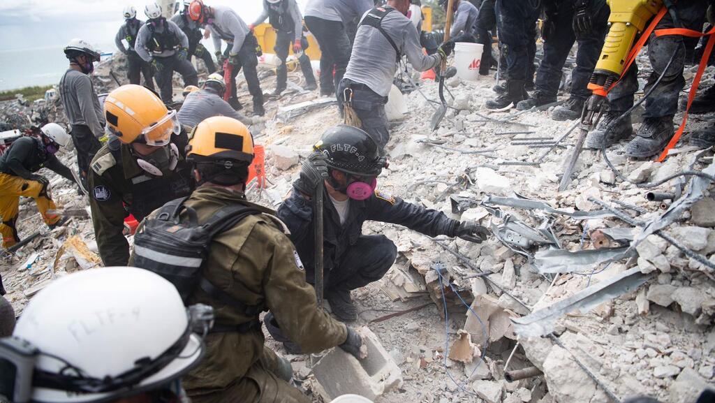 Israeli search and rescue team join others in efforts to find survivors in collapsed building in Surfside (Photo: IDF Spokesperson's Unit) משלחת פיקוד העורף בחילוץ מהריסות קריסת הבניין במיאמי