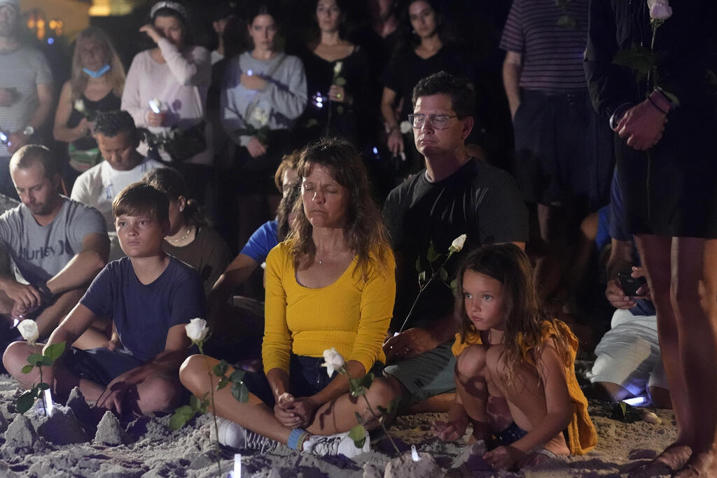 פרחים ואירוע לזכר נספים ב אסון קריסה ב סרפסייד ליד מיאמי פלורידה ארה"ב