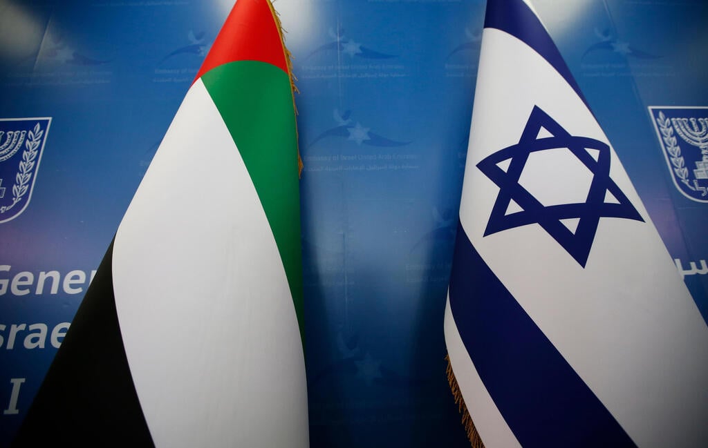 עמד בראש האגף שחקר את האסטרטגיה לחיזוק הקשר עם האמירויות (צילום: EPA) דגלי ישראל ואיחוד האמירויות