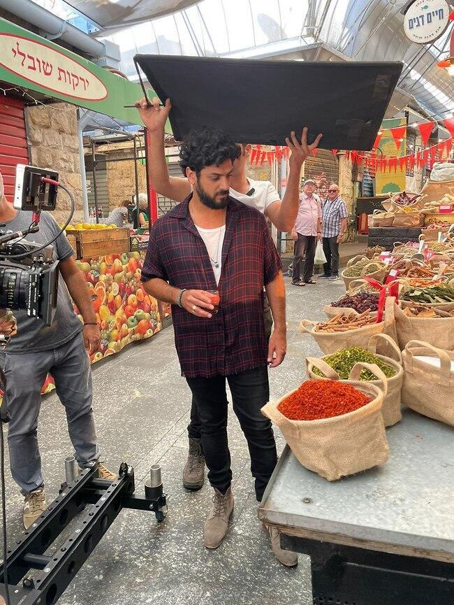 זוכה לתשואות במחנה יהודה. אלוש