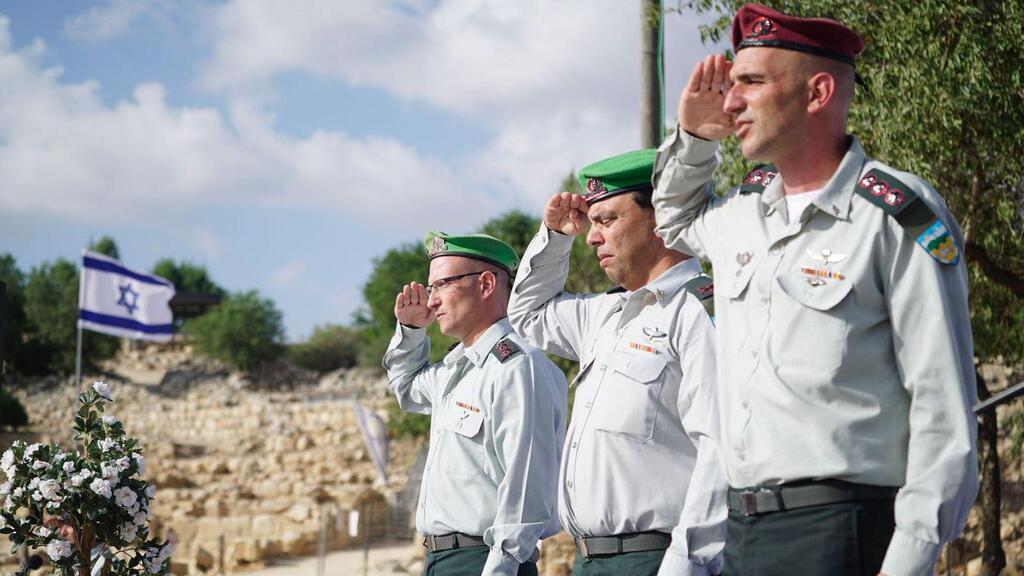 אסמן (משמאל), בטקס החלפת הפיקוד בחטיבת בנימין (צילום: דובר צה"ל ) אל"מ שרון אסמן