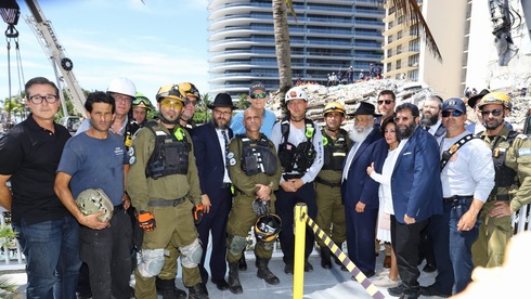 צוות החילוץ הישראלי בזירת האסון לצד חברי הקהילה היהודית