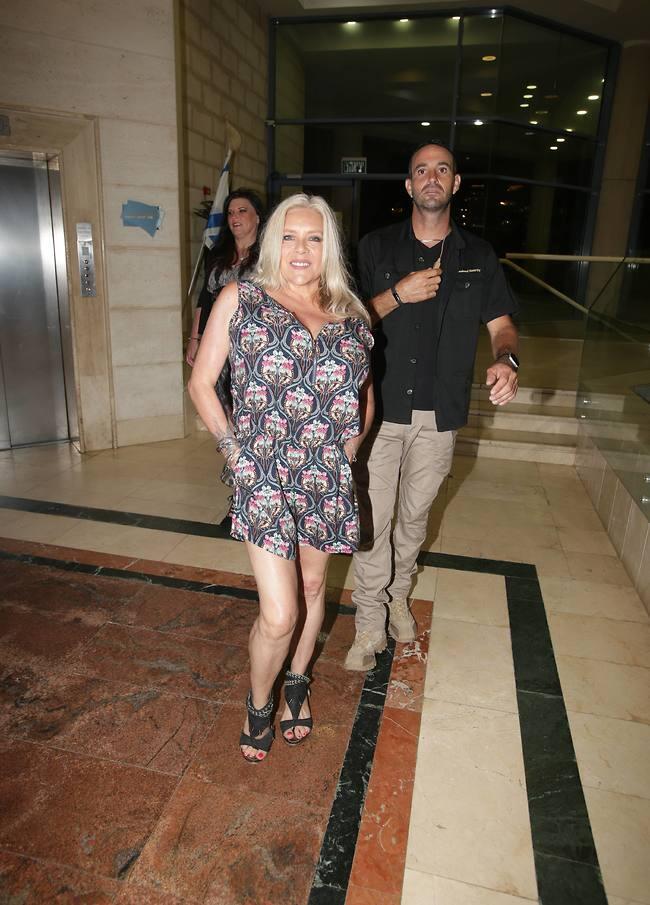 שומר הראש מגיע עם האאוטפיט או בנפרד? פוקס (צילום: מוטי לבטון) שומר הראש מגיע עם האאוטפיט או בנפרד? פוקס