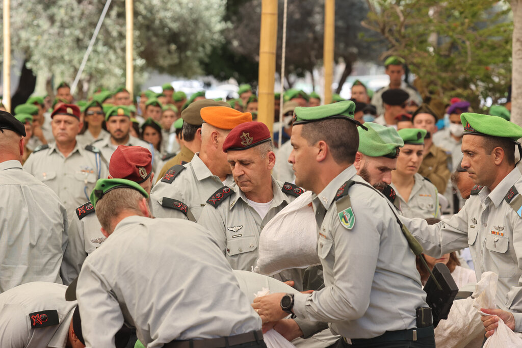 קצינים בכירים השתתפו בהלוויה ובכיסוי הקבר (צילום: יריב כץ) אביב כוכבי