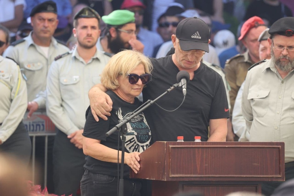 "תודה על האהבה האינסופית". פסח ואינה, הוריו של אסמן (צילום: מוטי קמחי ) המשפחה