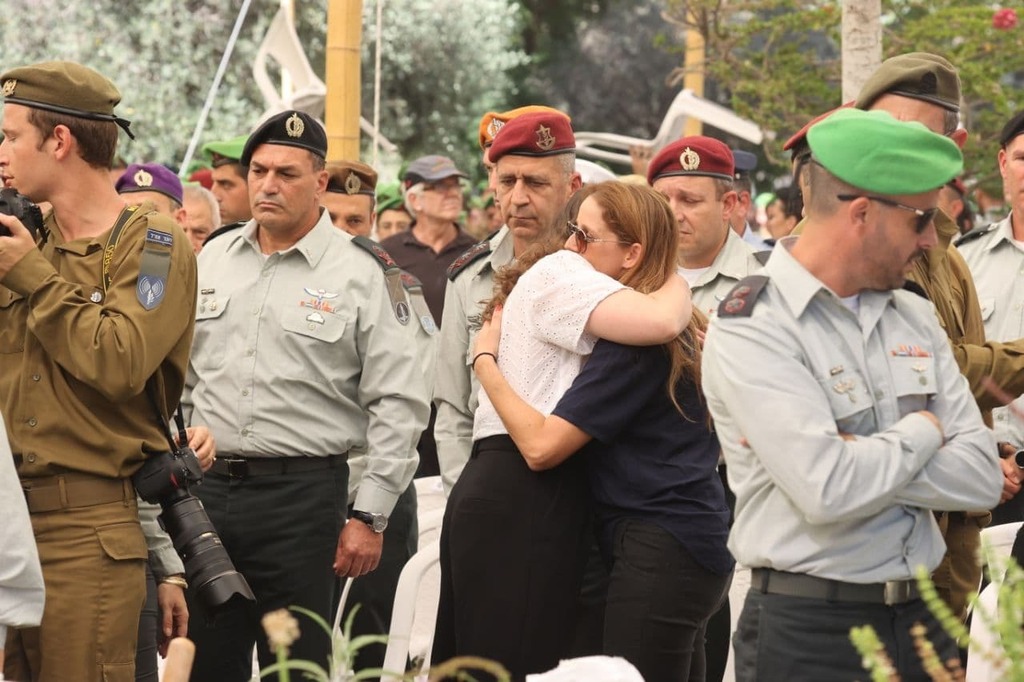 אשתו של הרמטכ"ל יעל כוכבי מחבקת את שרון שלמון, בהלוויית אסמן ז"ל (צילום: מוטי קמחי) הלווייתו של שרון אסמן