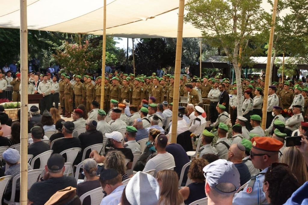 הלווייתו של אסמן. במרכז: חיילי הנח"ל (צילום: מוטי קמחי ) הלווייתו של שרון אסמן