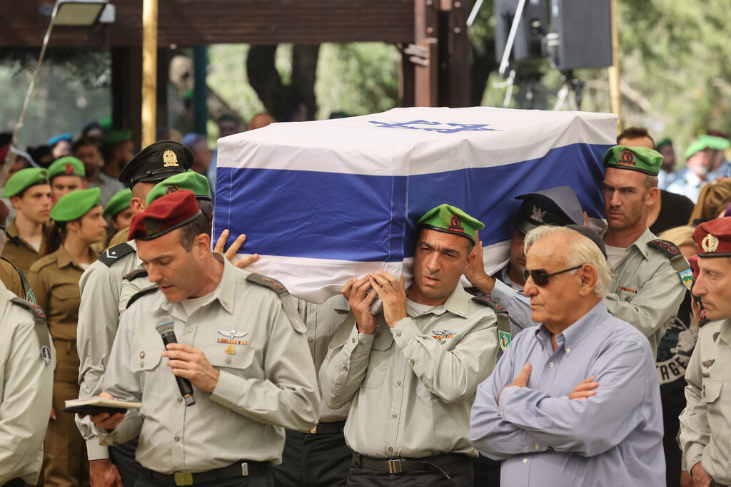 קצינים בכירים מובילים את ארונו של שרון אסמן ז"ל (צילום: יריב כץ) קצינים בכירים מובילים את ארונו של שרון אסמן ז"ל