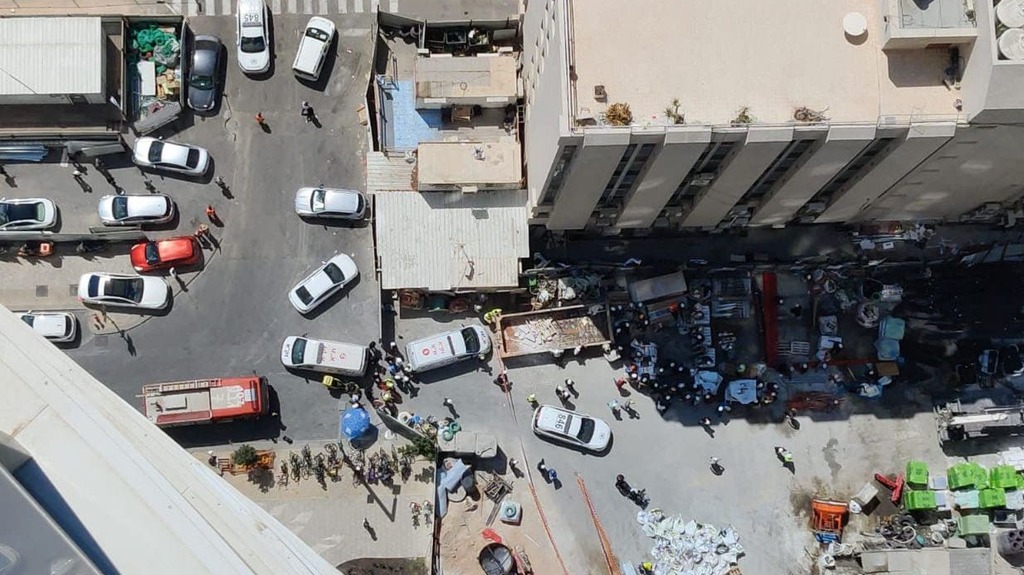 מותו של הפועל נקבע במקום. זירת האסון בתל אביב פועל נהרג כתוצאה מנפילה מגובה ברחוב 454 (בין רחוב חשמונאים לקרליבך) בתל אביב