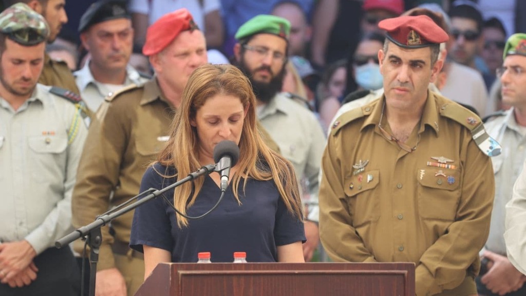 "שמרתי על שם המשפחה כי היה לי ברור - שרון אסמן יש רק אחד". שרון שלמון סופדת לבעלה (צילום: מוטי קמחי) שרון שלמון