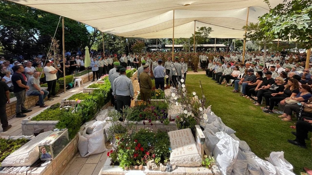 מאות הגיעו ללוות את אל"מ אסמן בדרכו האחרונה (צילום: טל שמעוני) הלווייתו של שרון אסמן