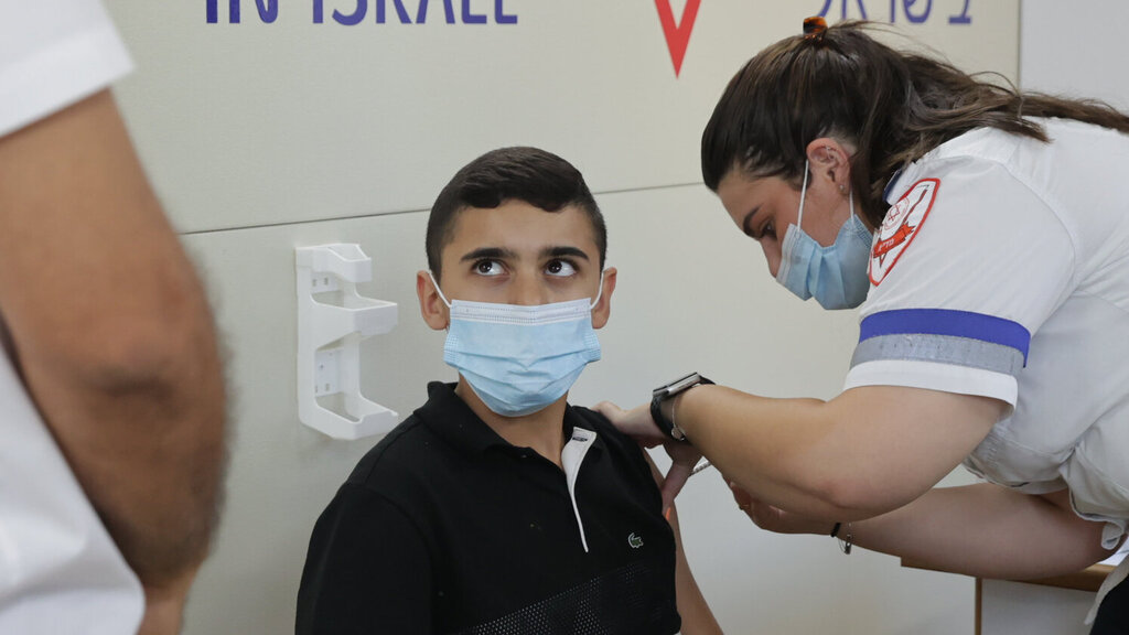 מנות קטנות יותר, בקבוקונים בצבע אחר. חיסוני הילדים בדרך (צילום: אוראל כהן) מתחמי חיסון הפופ-אפ