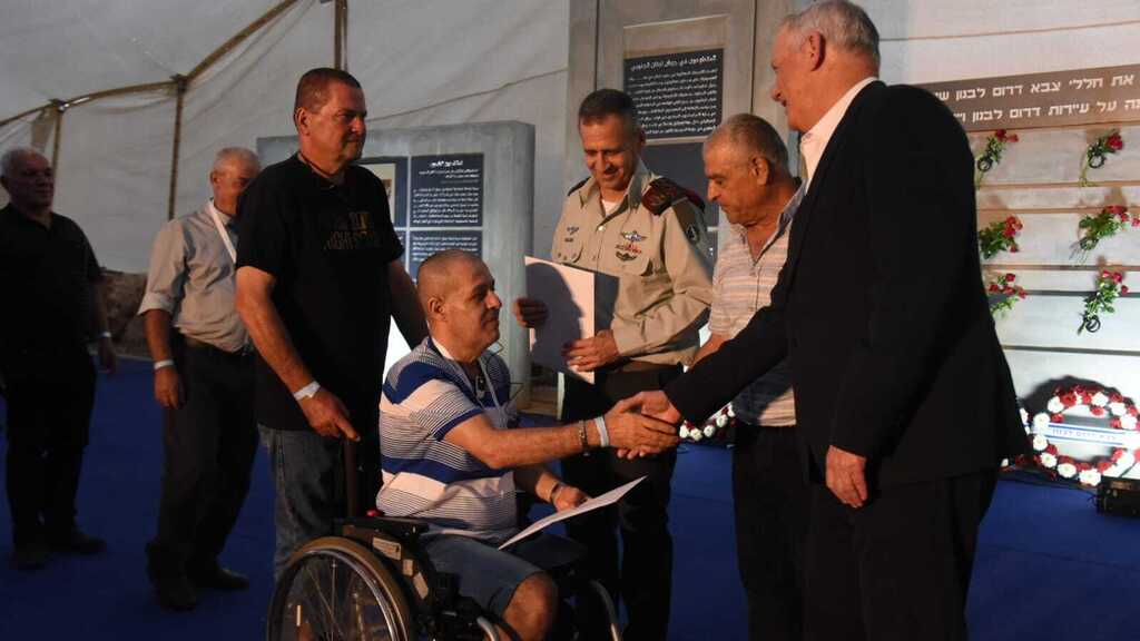 "יש עוד הרבה עבודה". חלוקת האותות באנדרטה ליד מטולה (צילום: אביהו שפירא ) חנוכת vאנדרטה