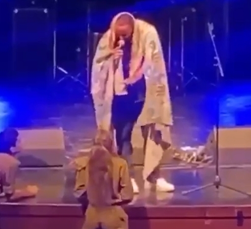 נאור ציון בהופעה בכנס המתגייסים בפתח תקווה (צילום מסך) נאור ציון בהופעה בכנס המתגייסים בנס ציונה