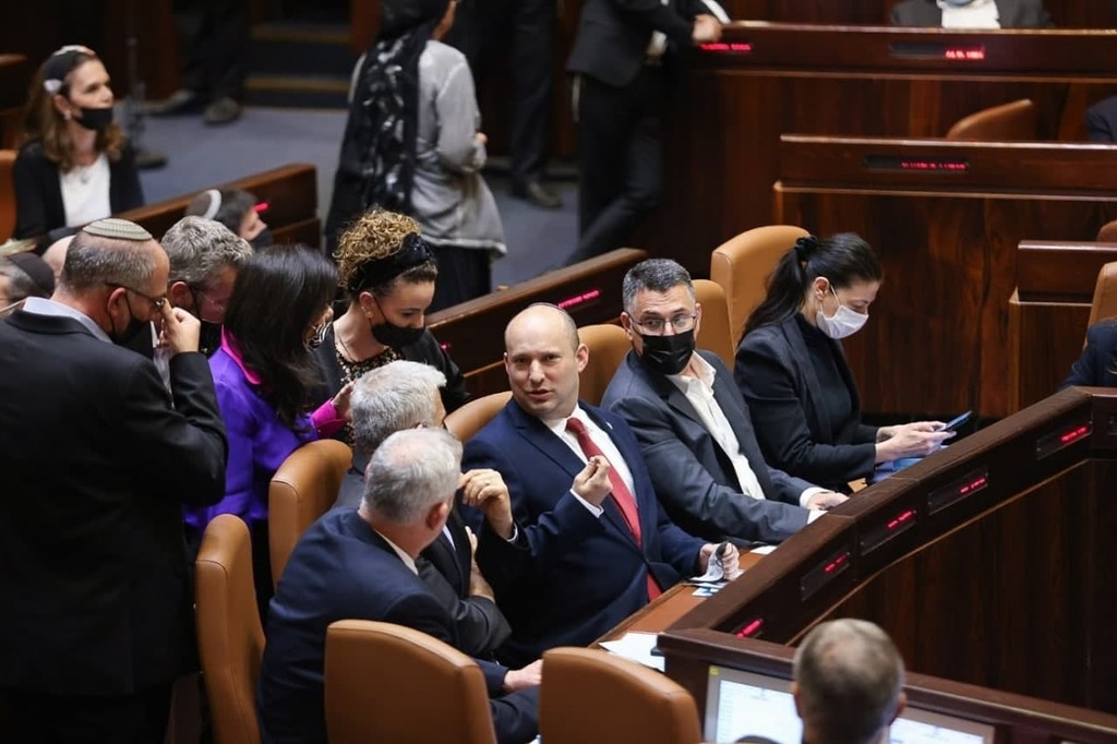 Prime Minister Naftali Bennett is flanked by members of his government in the Knesset plenum ahead of the vote on Monday night (Photo: Knesset Channel) מליאת הכנסת
