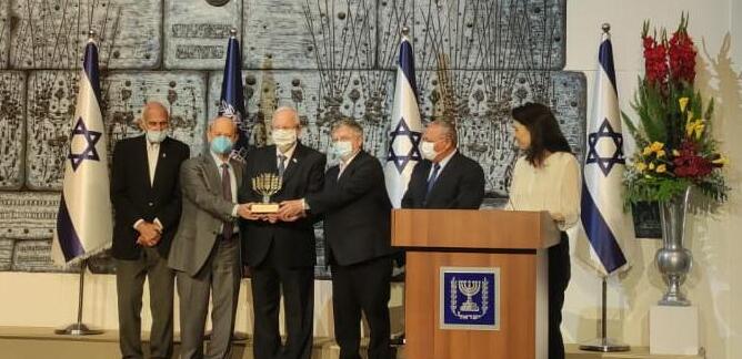 מימין לשמאל: גדי איזנקוט, ראובן שיף, הנשיא ראובן ריבלין, שמעון הייבלום וברוך לוי. (צילום: "רפואה ושמחה") מקבלי אות ההתנדבות מהנשיא