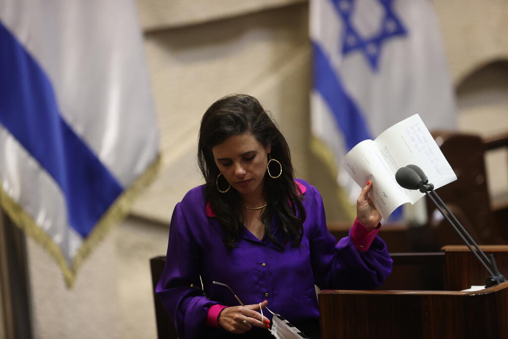 שקד מציגה את חוק האזרחות במליאת הכנסת, יולי 2021 (צילום: אלכס קולומויסקי) איילת שקד במליאה