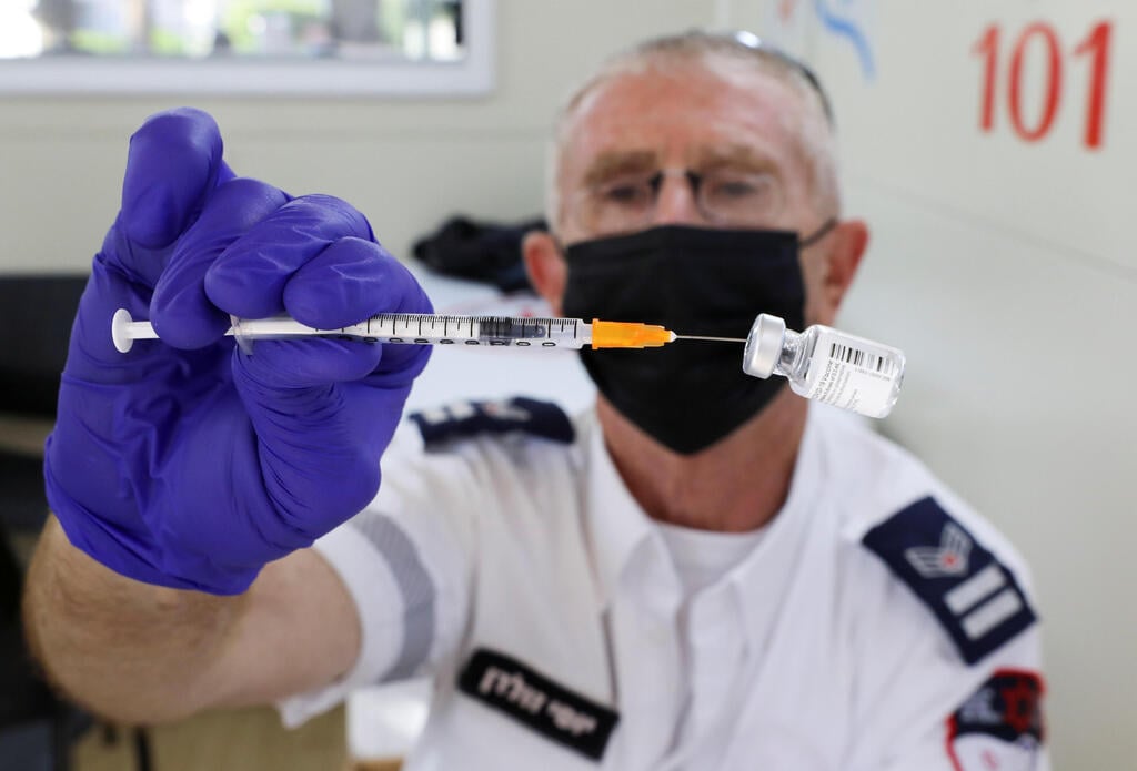 Coronavirus vaccination center in Tel Aviv (Photo: Reuters) בני נוער מתחסנים בתל אביב