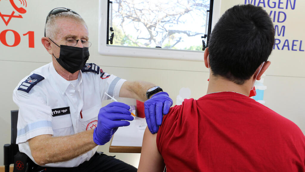 The coronavirus vaccine administered to a teen ager in Tel Aviv last summer (Photo: Reuters) בני נוער מתחסנים בתל אביב