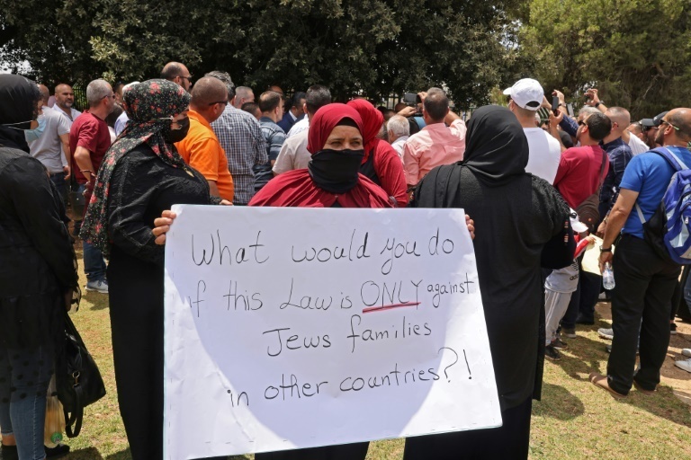 Israeli Arabs protest outside Knesset on Monday ahead of a vote on renewing the Citizenship Law (Photo: AFP) Israeli Arabs protest outside parliament ahead of a vote in which lawmakers failed to extend a ban on them extending their rights to their Palestinians spouses